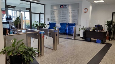 Montaż systemu kontroli dostępu w budynku JW Construction
